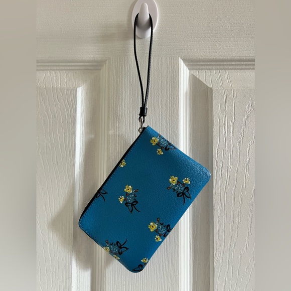 NWOT Coach Flower 🌼 Print Wristlet with black strap and two card slots inside - Picture 4 of 9